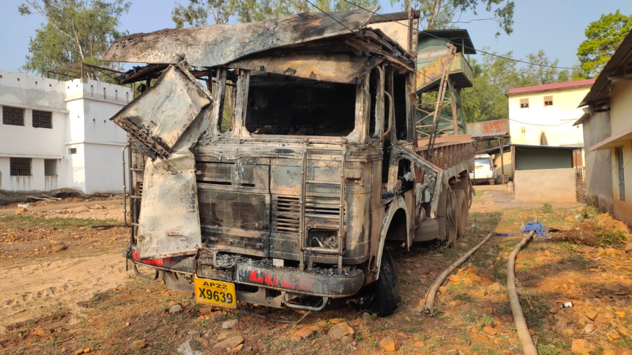 Naxalite Attack : पुलिस और नक्सलियों के बीच हुई मुठभेड़, इलाके में सर्च ऑपरेशन जारी...