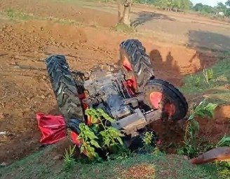 Accident : खेत में जुताई करते समय अनियंत्रित होकर ट्रैक्टर पलटी, दो बच्चों की मौत 3 घायल...