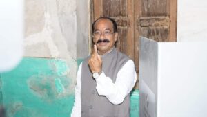 छत्तीसगढ़ विधानसभा चुनाव 2023 का दूसरे और अंतिम चरण का मतदान शुरू हो गया है। छत्तीसगढ़ भाजपा अध्यक्ष अरुण साव ने वोट डाला। भाजपा प्रदेश अध्‍यक्ष अरुण साव छत्‍तीसगढ़ लोरमी विधानसभा सीट से भाजपा के प्रत्याशी हैं। इस सीट पर अरुण साव के सामने कांग्रेस प्रत्याशी थानेश्वर साहू मैदान में हैं।