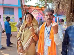 साजा विधानसभा सीट से भाजपा प्रत्याशी ईश्वर साहू अपनी पत्नी सती साहू के साथ मतदान करने के लिए पहुंचे, जहां उन्होंने मतदान केंद्र में मताधिकार का प्रयोग किया। इस दौरान उन्होंने जनता से मतदान करने की अपील की। साजा विधानसभा सीट में उनके सामने सात बार के विधायक और भूपेश सरकार के कैबिनेट मंत्री रविंद्र चौबे सामने है।