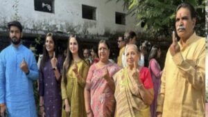 रायपुर पश्चिम के भाजपा प्रत्याशी राजेश मूणत ने अपने परिवार के साथ वोट डाला। भाजपा प्रत्याशी राजेश मूणत सपरिवार मतदान करने पहुंचे। मूणत ने मायाराम सुरजन उत्कृष्ट पूर्व माध्यमिक विद्यालय मतदान केंद्र चौबे कालोनी में माता, पत्नी, पुत्र-पुत्री और बहू के साथ मताधिकार का प्रयोग किया। पूर्ण बहुमत के साथ प्रदेश में भाजपा की सरकार बनाने का दावा किया।