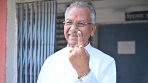 दुर्ग ग्रामीण विधानसभा के कांग्रेस प्रत्याशी ताम्रध्वज साहू अपने गृहग्राम के शासकीय उच्चतर माध्यामिक स्कूल ग्राम पंचायत पाऊवारा में सुबह 8 बजे बूथ क्रमांक 206 में अपना मतदान किया। ताम्रध्वज साहू ने सबसे अपील कि है मतदान अवश्य करें और अपना आशीर्वाद प्रदान करें। उन्‍होंने कहा कि किसानों, मजदूरों, महिलाओं और आम जनता के लिए कांग्रेस हमेशा खड़ी रही है।