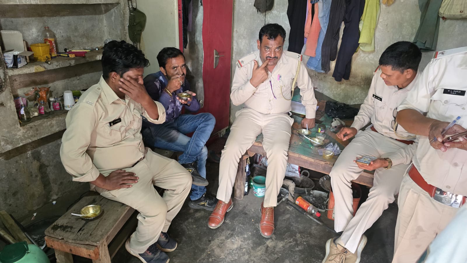 जांच करने पहुंचे थे वन विभाग कर्मचारी, खुद ही बैठे गए शराब पीने, देखें वायरल वीडियो