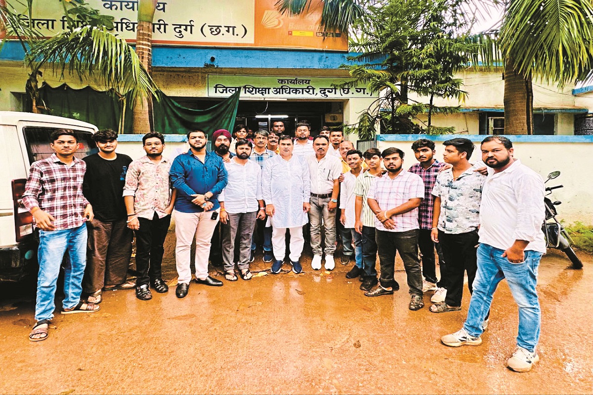 15 दिन बाद भी स्कूलों में नहीं पहुंची किताबें, कांग्रेसियों ने किताब के लिए घेरा डीईओ कार्यालय